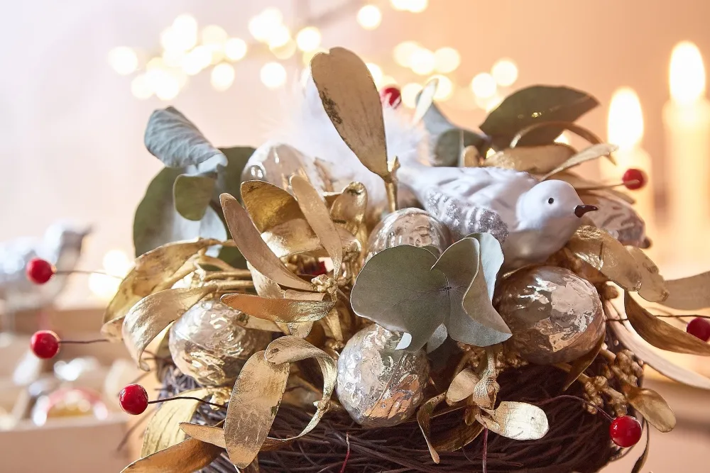 Kvetinový aranžmán typický pre Vianoce