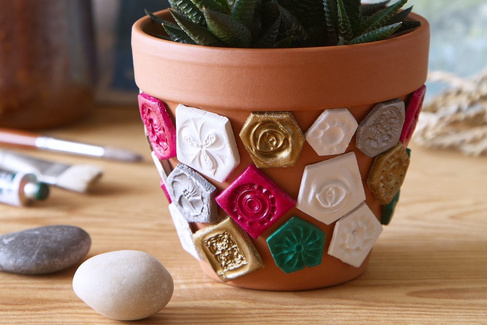 Kvetináč s mozaikou vyrobenou gombíkmi4