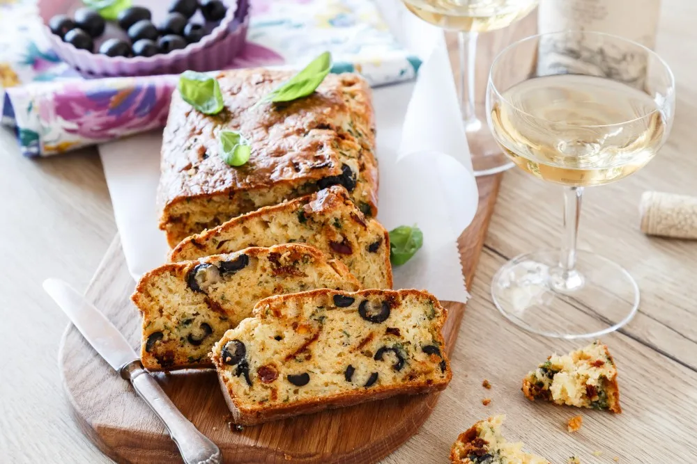 Chlebíček so sušenými paradajkami a olivami