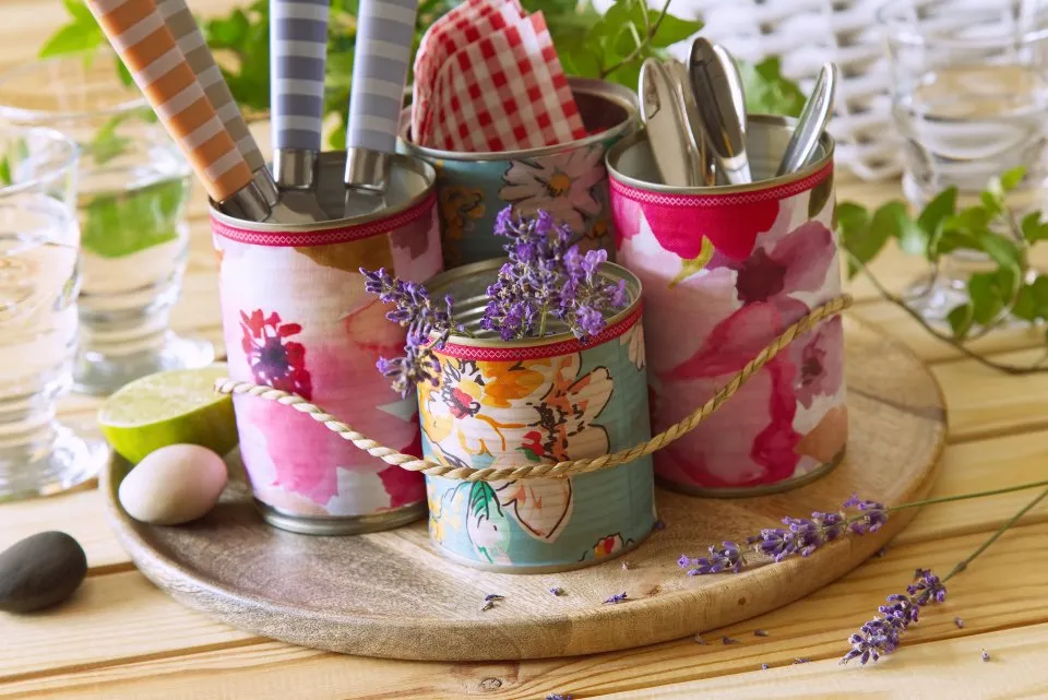 Recyklácia plechoviek alebo stolovanie na záhrade