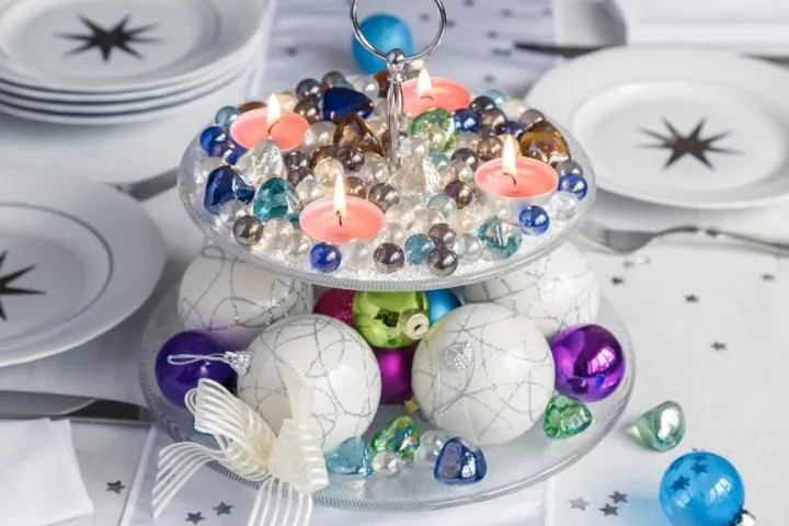 Adventný-veniec-z-etažéry-vianočné-trendy