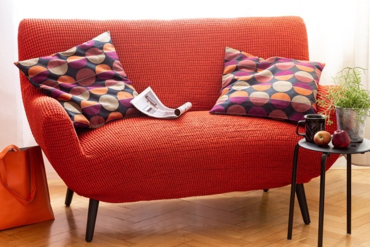 Pohovka-v-jednofarebných-šatách