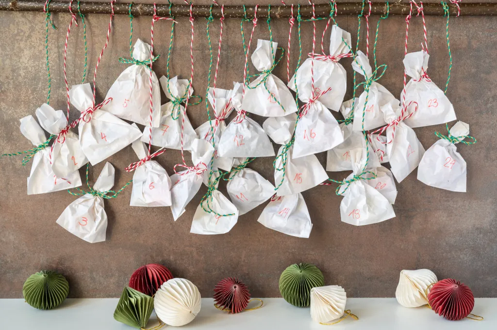 Jednoduchý adventný kalendár z papierových vrecúšok
