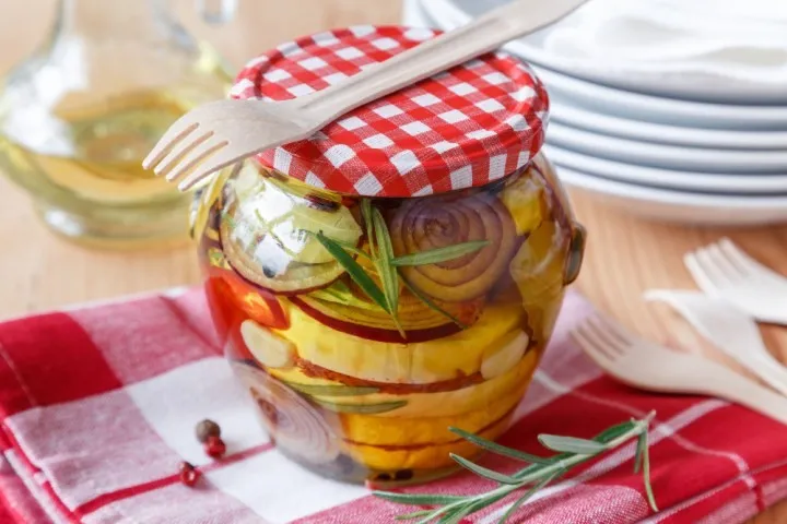 Nakladany-hermelin-s-pastou-zo-susenych-paradajok